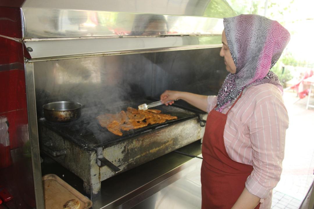 Kredi çekmeden dükkan sahibi oldu! Depo halindeydi, 2 masa ile başladı şimdi ise... 4