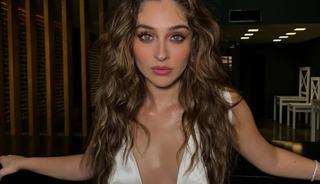 &Ouml;zel gece i&ccedil;in hazırlandı! Beyaza b&uuml;r&uuml;nd&uuml; 