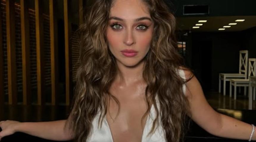 Cemre Baysel &ouml;zel gece i&ccedil;in hazırlandı! Beyaza b&uuml;r&uuml;nd&uuml; 