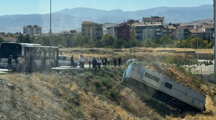 Elazığ’da park halindeki otobüs şarampole yuvarlandı