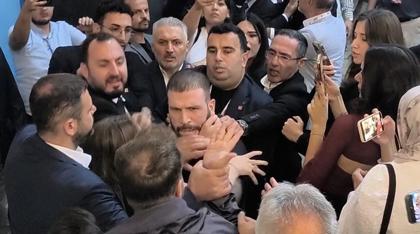 CHP kongresinde kavga çıktı! Tekme ve tokatlar havada uçuştu