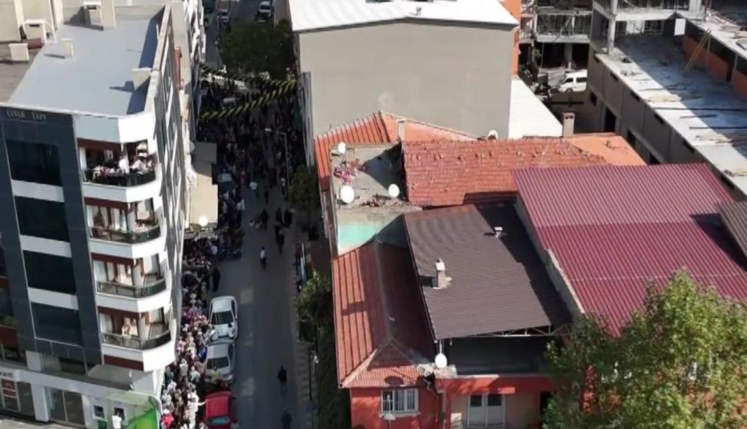 İndirim haberini duyan koştu, kuyruk aldı başını gitti... Manisa da izdiham tehlikesi 1