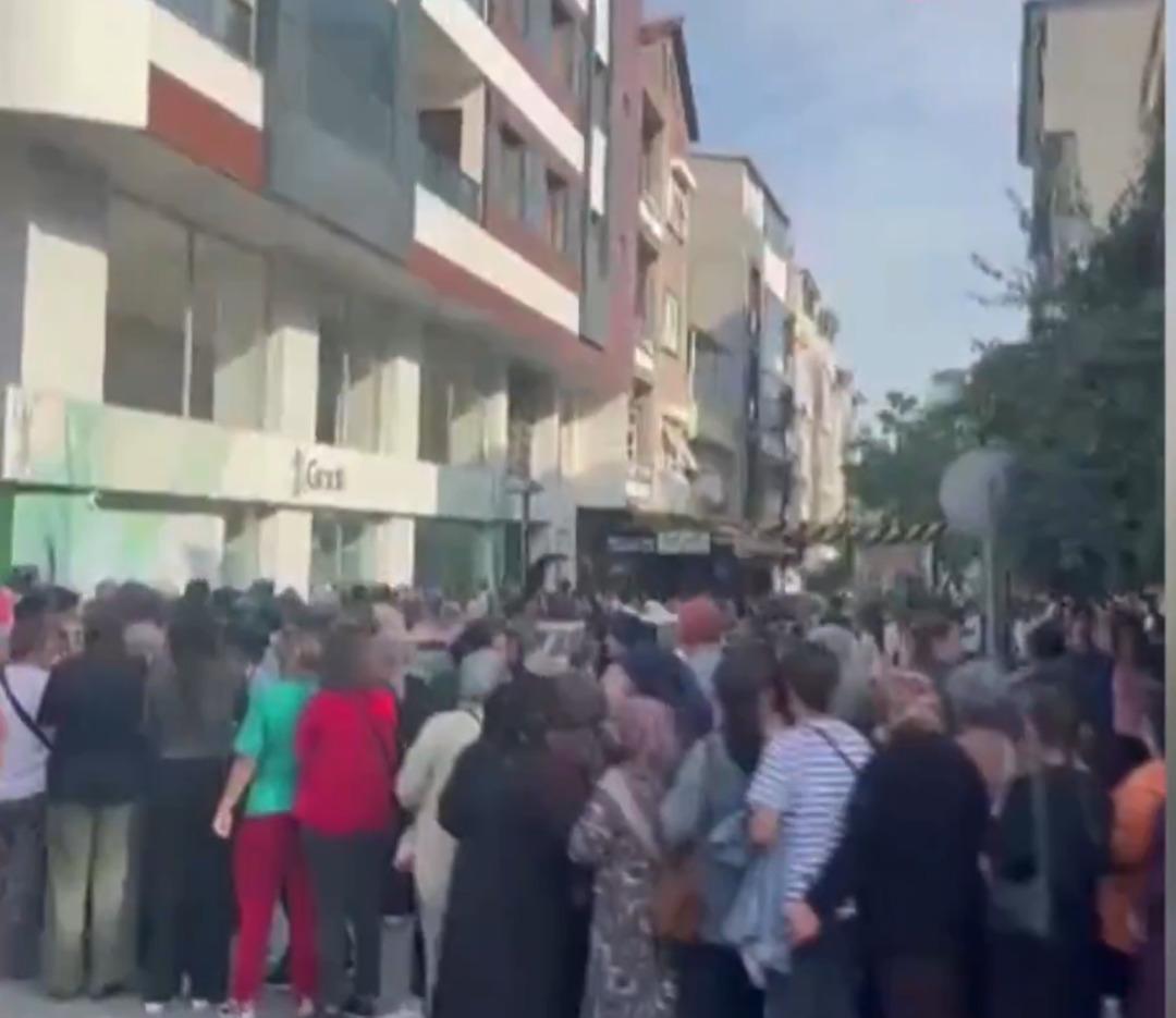 İndirim haberini duyan koştu, kuyruk aldı başını gitti... Manisa da izdiham tehlikesi 2