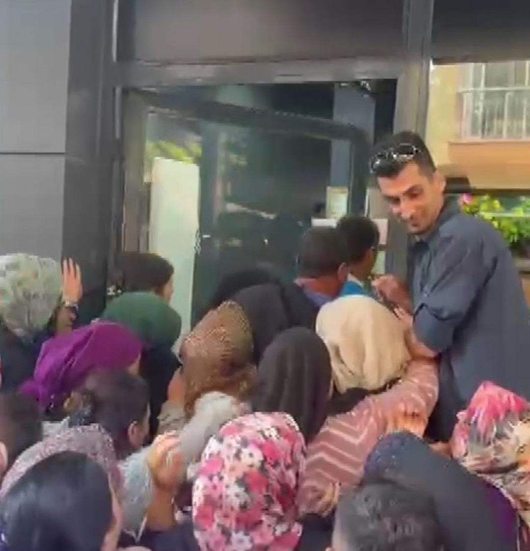 İndirim haberini duyan koştu, kuyruk aldı başını gitti... Manisa da izdiham tehlikesi 3
