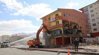 Van’da yol genişletme çalışmaları için 4 katlı bina yıktırıldı