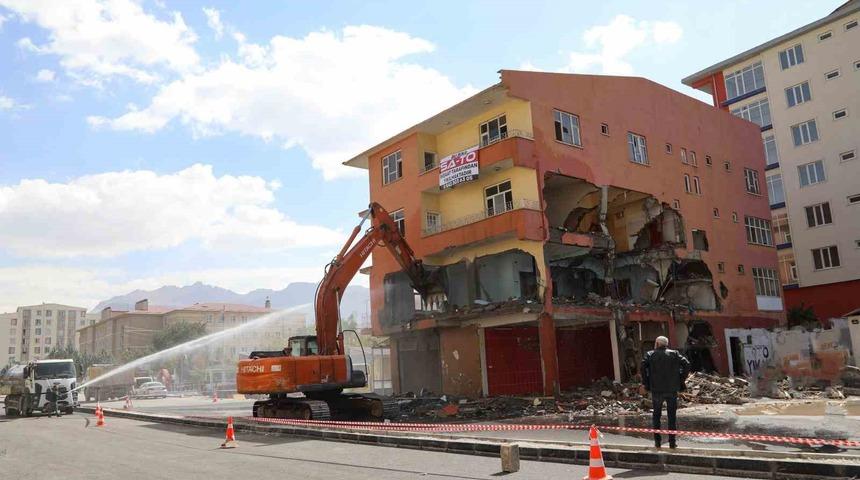 Van’da yol genişletme çalışmaları için 4 katlı bina yıktırıldı