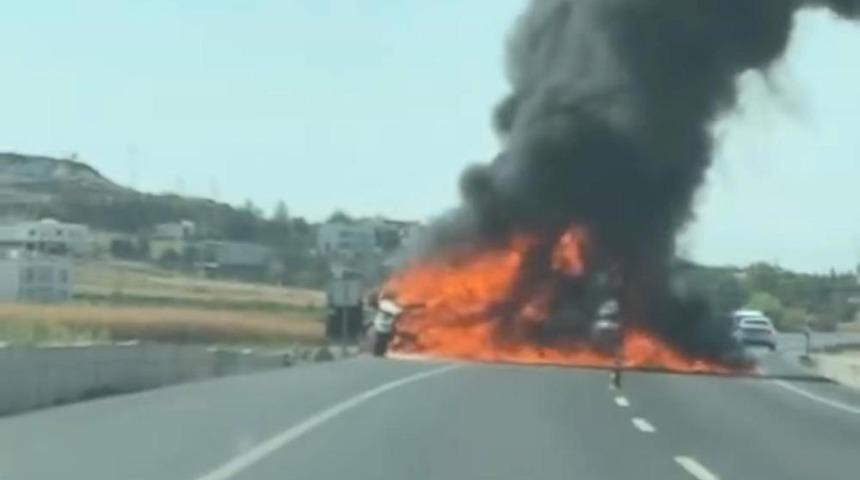 Diyarbakır’da seyir halindeki kamyonet alev topuna döndü