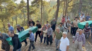 Yangında ölen nene ve torun yan yana toprağa verildi