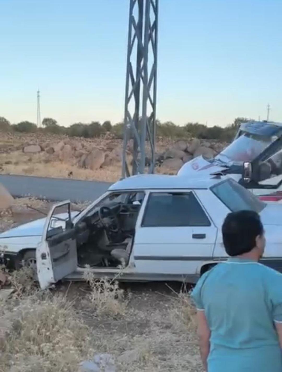 Siverek’te otomobil ile kamyonet çarpıştı: 2 yaralı 1