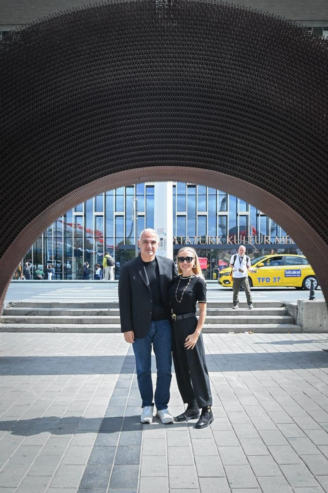 Bakan Ersoy Beyoğlu nda sergileri tek tek gezdi  5