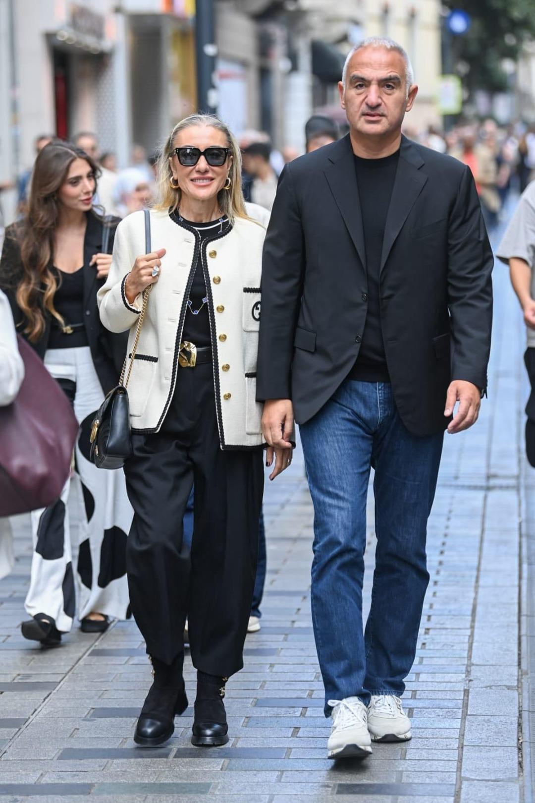 Bakan Ersoy Beyoğlu nda sergileri tek tek gezdi  6