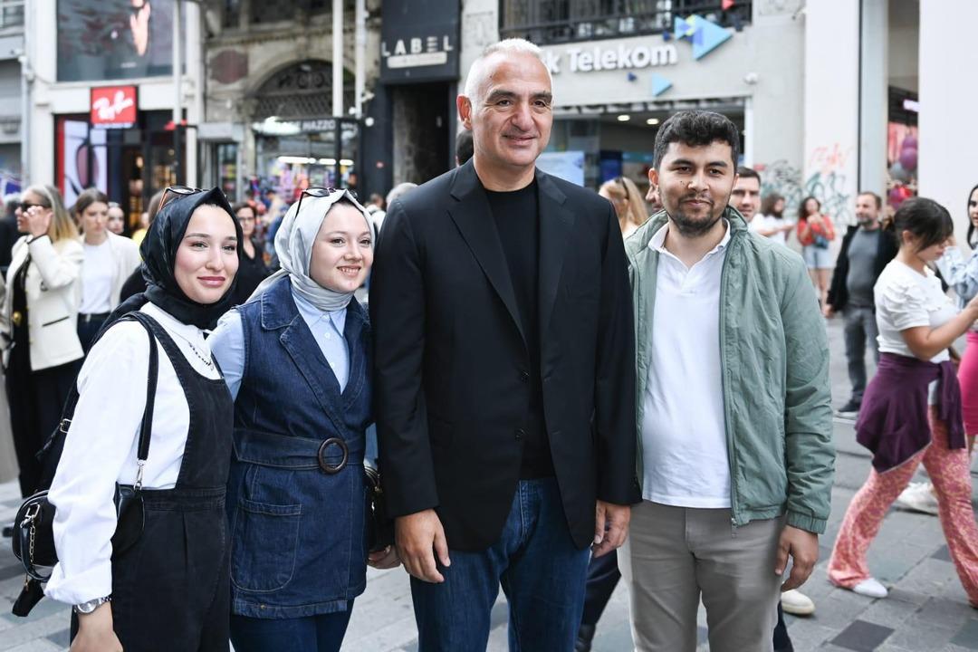 Bakan Ersoy Beyoğlu nda sergileri tek tek gezdi  7