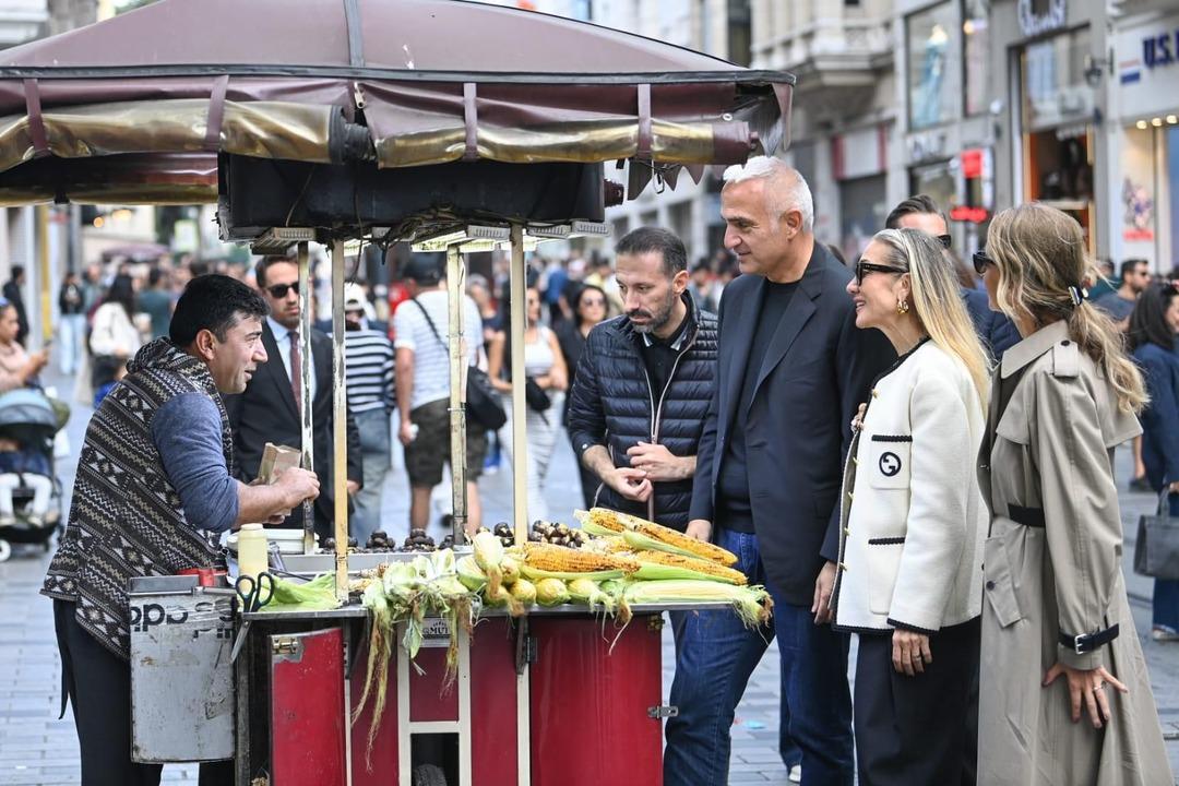 Bakan Ersoy Beyoğlu nda sergileri tek tek gezdi  8