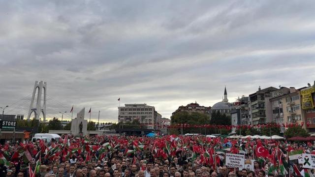 Gazze'deki ablukayı kırmak için yola çıkan Sumud Filosu için Kocaeli'de dev miting