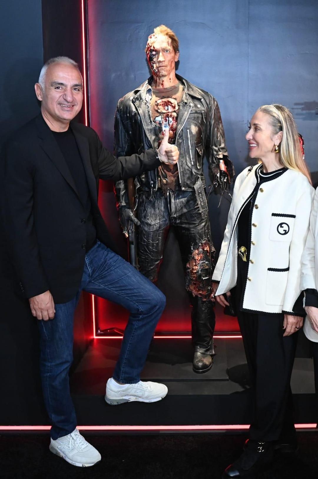 Bakan Ersoy Beyoğlu nda sergileri tek tek gezdi  1