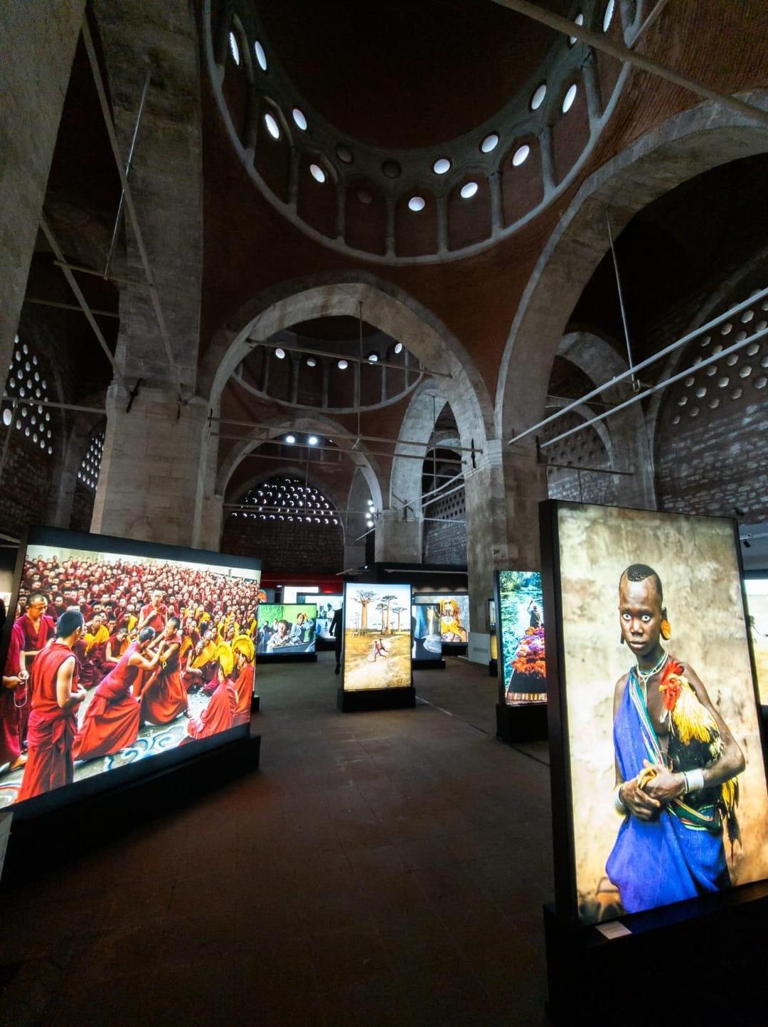 Bakan Ersoy Beyoğlu nda sergileri tek tek gezdi  2