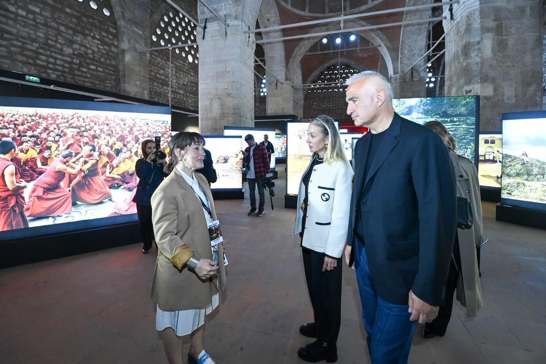 Bakan Ersoy Beyoğlu nda sergileri tek tek gezdi  3