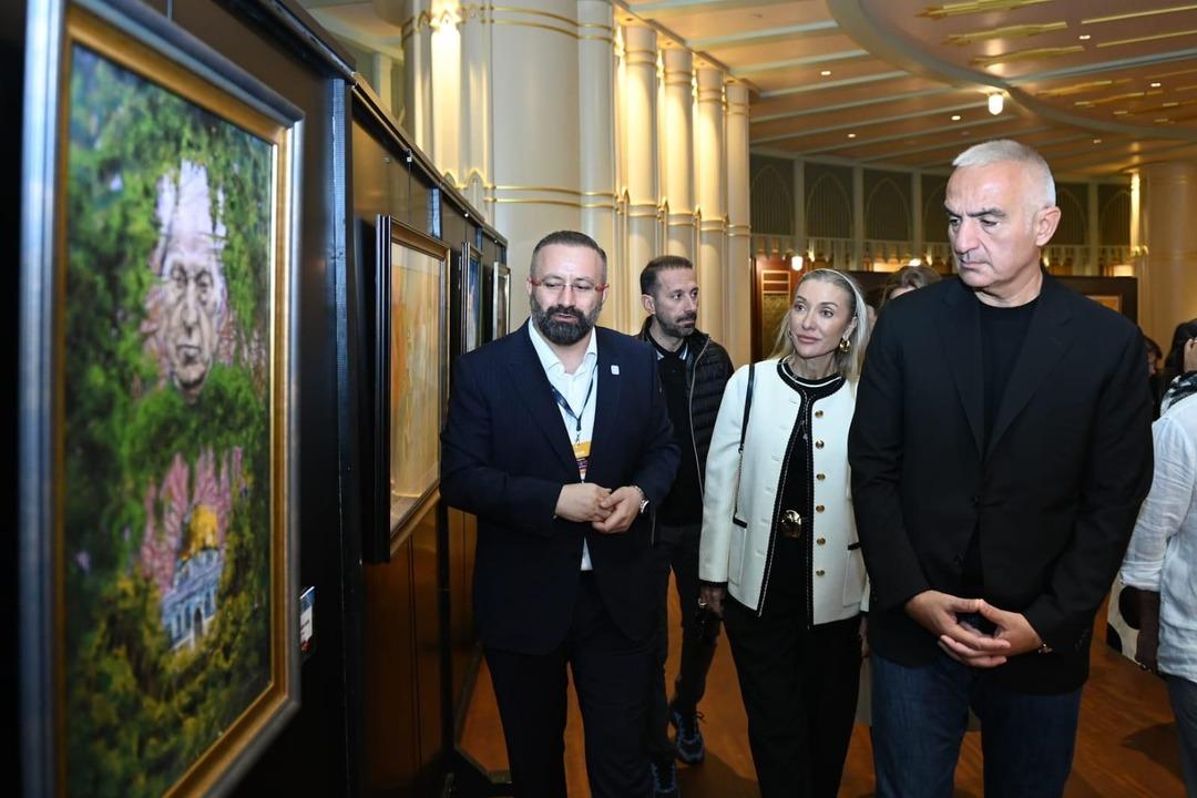 Bakan Ersoy Beyoğlu nda sergileri tek tek gezdi  4