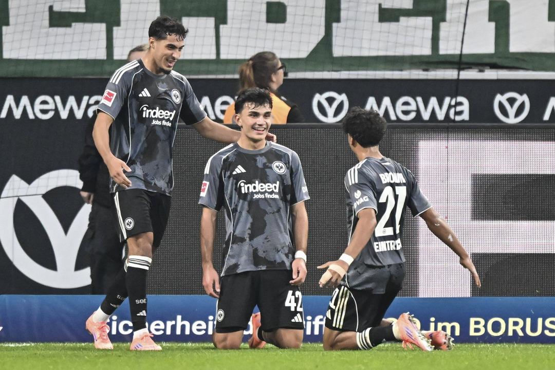 Can Uzun un gol attığı maçta Eintracht Frankfurt, galibiyeti 6 golle aldı 1
