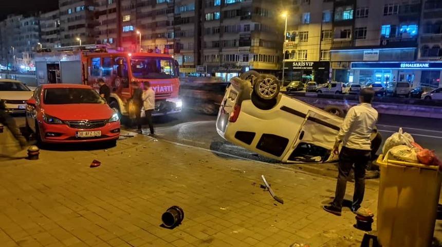 Takla atan hafif ticari araç park halindeki 2 otomobile çarptı: 3 yaralı