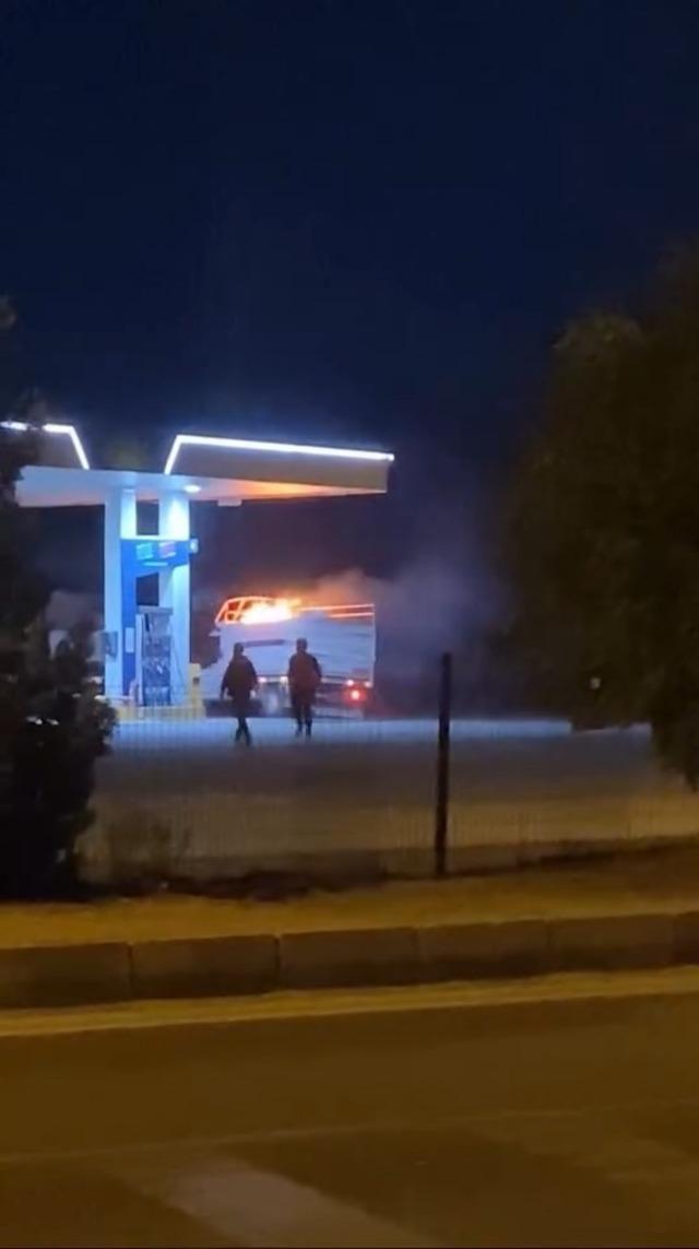 Kamyonet alevler arasında akaryakıt istasyonuna girdi 1