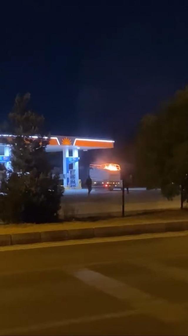 Kamyonet alevler arasında akaryakıt istasyonuna girdi 2