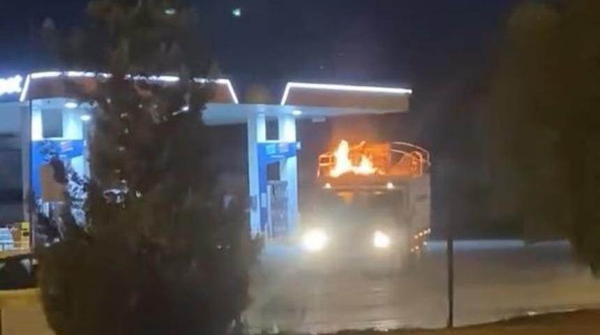Kamyonet alevler arasında akaryakıt istasyonuna girdi