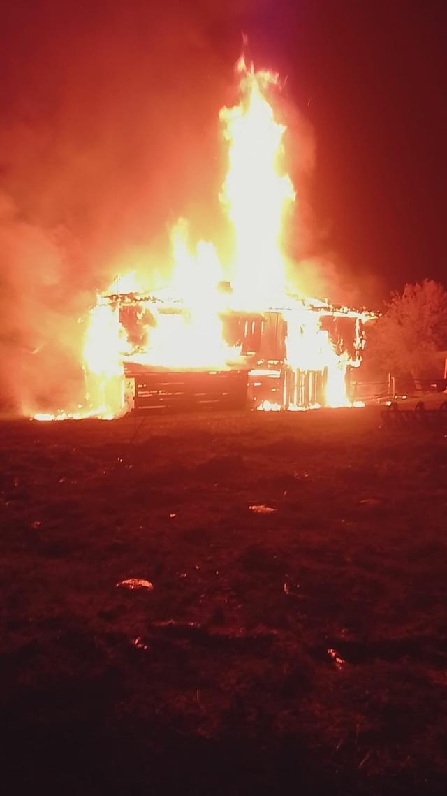 Kastamonu’da iki katlı ev ve ahır alevlere teslim oldu 1