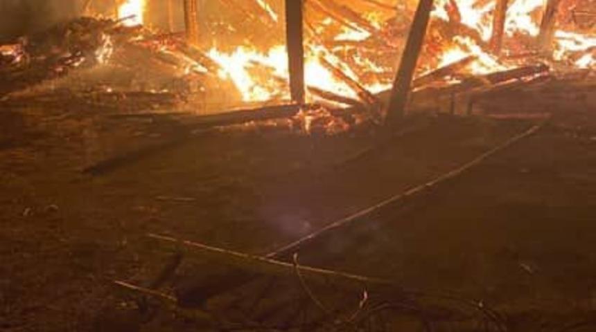 Kastamonu’da iki katlı ev ve ahır alevlere teslim oldu