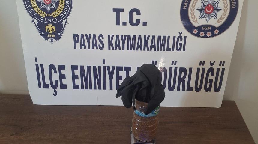 Polisi görünce bahçeye attığı su şişesinden uyuşturucu çıktı