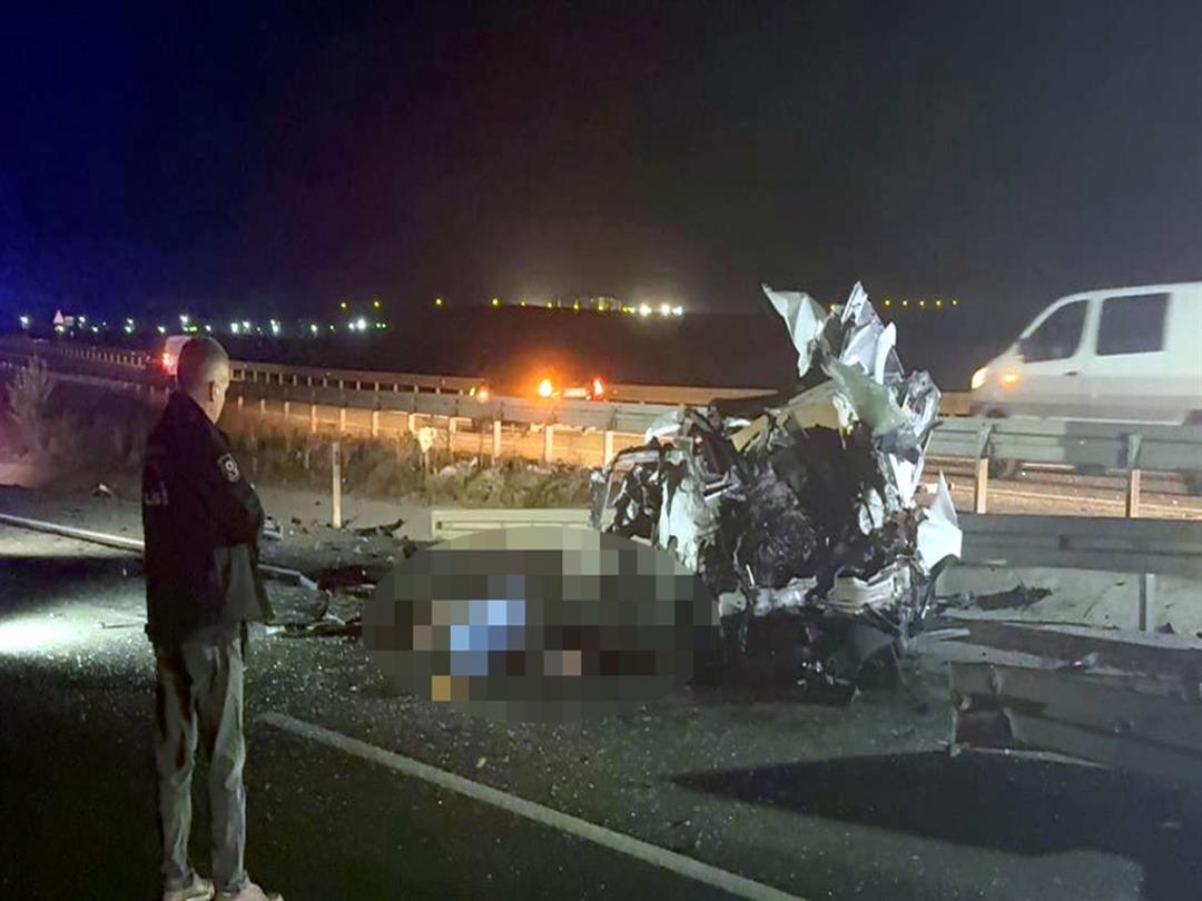 Tekirdağ da bariyere çarpan otomobilin sürücüsü öldü 2