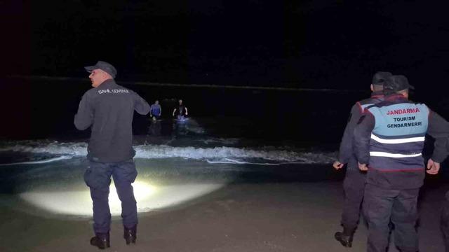 Bartın’da elbiseleri ile denize giren şahıs ekipleri harekete geçirdi 1