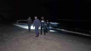 Bartın’da elbiseleri ile denize giren şahıs ekipleri harekete geçirdi