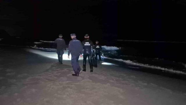 Bartın’da elbiseleri ile denize giren şahıs ekipleri harekete geçirdi