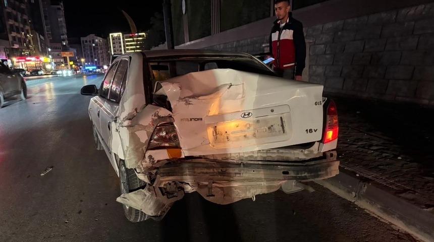 Niğde-Bor Otoyolu’nda midibüs otomobile arkadan çarptı: 1 yaralı