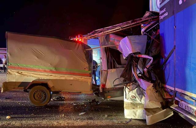 Tarım işçilerini taşıyan minibüs tıra arkadan çarptı: 3 ölü, 16 yaralı 1