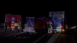 Tarım işçilerini taşıyan minibüs tıra arkadan çarptı: 3 ölü, 16 yaralı