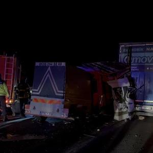 Mersin'de kahreden kaza! İşçileri taşıyordu, tıra çarptı: 3 ölü