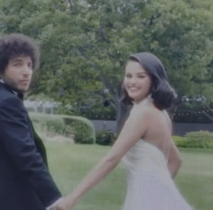 Selena Gomez ve Benny Blanco evlendi! Selena Gomez'in gelinliğine beğeni yağdı G1