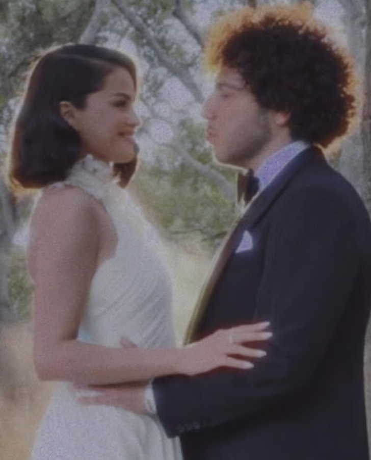 Selena Gomez ve Benny Blanco evlendi! Selena Gomez'in gelinliğine beğeni yağdı G2