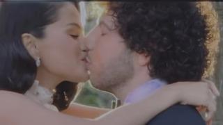 Selena Gomez ve Benny Blanco evlendi! Selena Gomez'in gelinliğine beğeni yağdı