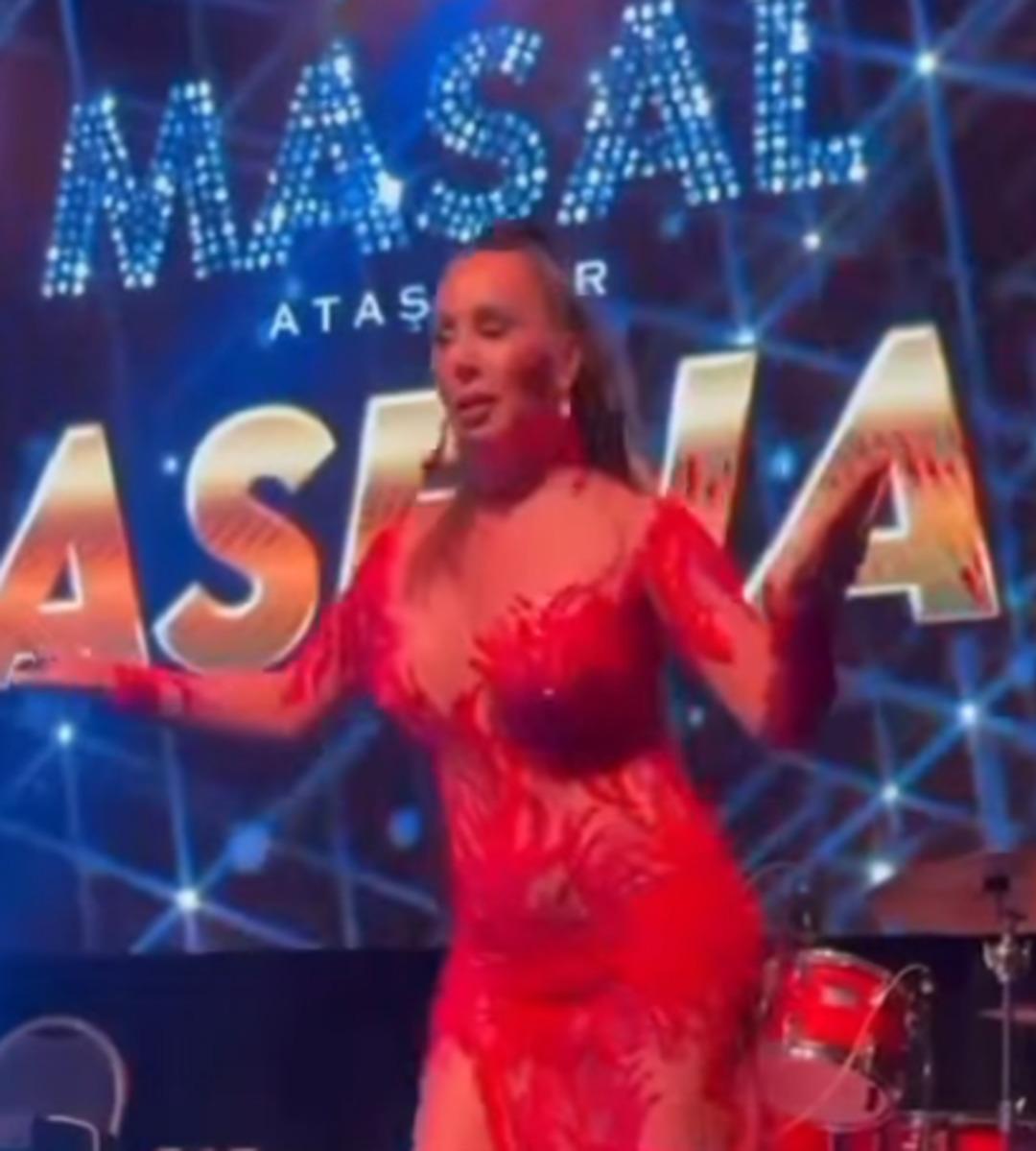 Asena boşanır boşanmaz sahneye çıktı! Dans şovu ve sahne kostümü dikkat çekti 1