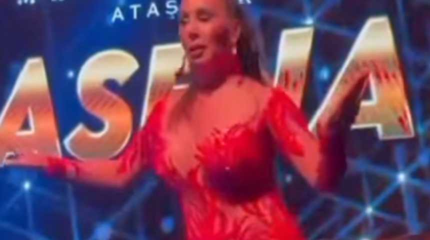 Asena boşanır boşanmaz sahneye çıktı! Dans şovu ve sahne kostümü dikkat çekti