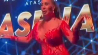 Asena boşanır boşanmaz sahneye çıktı! Dans şovu ve sahne kostümü dikkat çekti