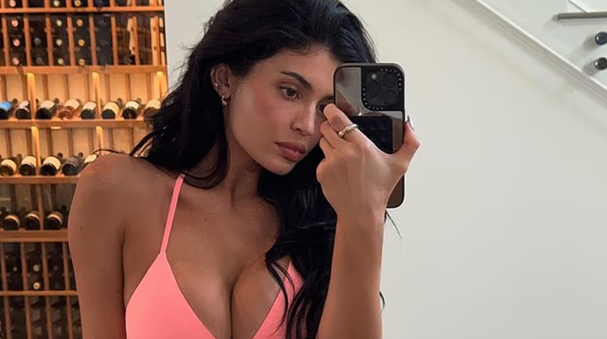 Kylie Jenner şeffaf kombiniyle sosyal medyayı salladı