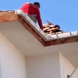 Elazığ'da güvenliksiz çatı tamiri şok etti
