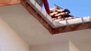 Elazığ'da güvenliksiz çatı tamiri şok etti