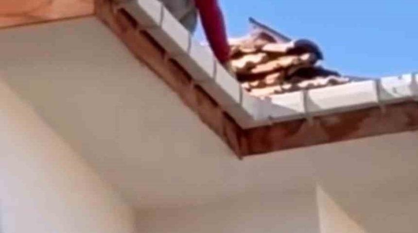 Elazığ'da güvenliksiz çatı tamiri şok etti