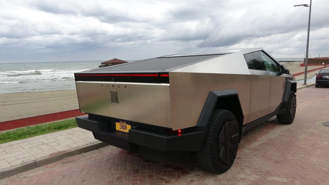 Türkiye de ve Avrupa da tek! İş adamının aracını gören dönüp bir daha bakıyor... İşte bir ilin konuştuğu görüntü 4