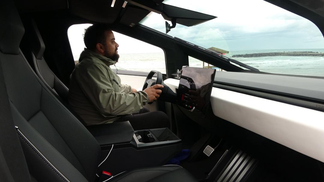 Türkiye de ve Avrupa da tek! İş adamının aracını gören dönüp bir daha bakıyor... İşte bir ilin konuştuğu görüntü 6